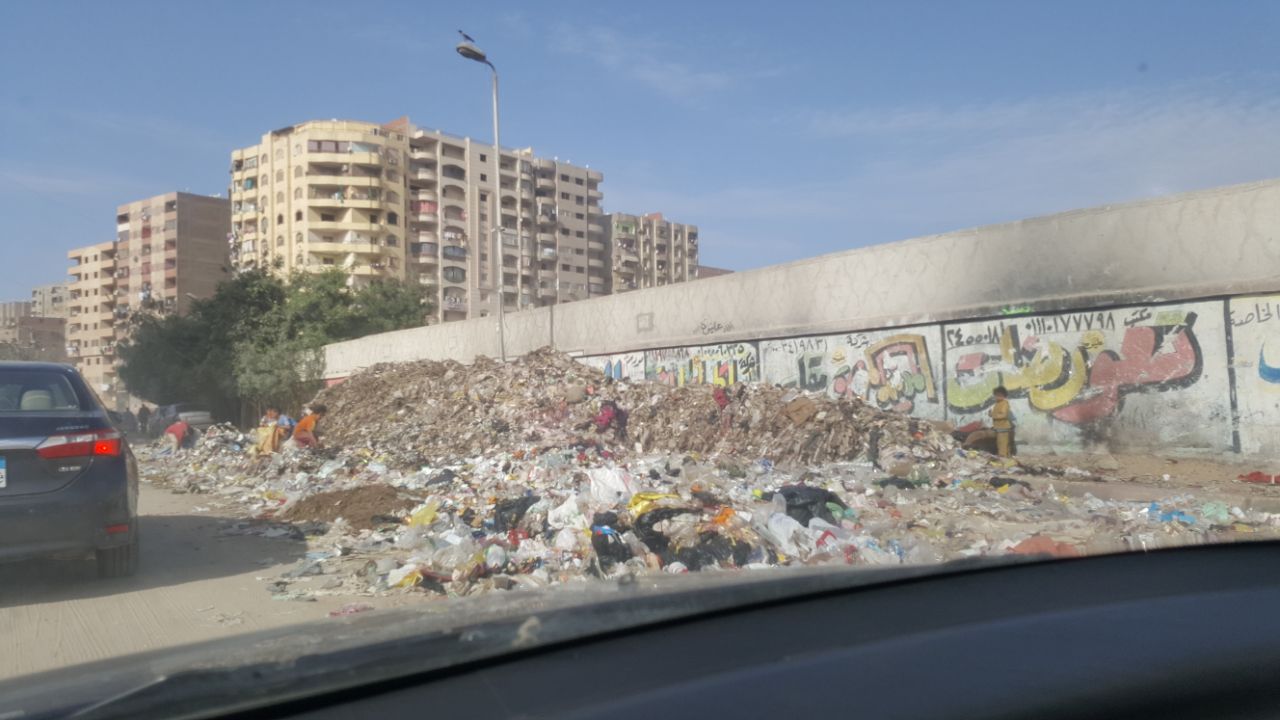 القمامة تحاصر أسوار مدينة بدر (1)