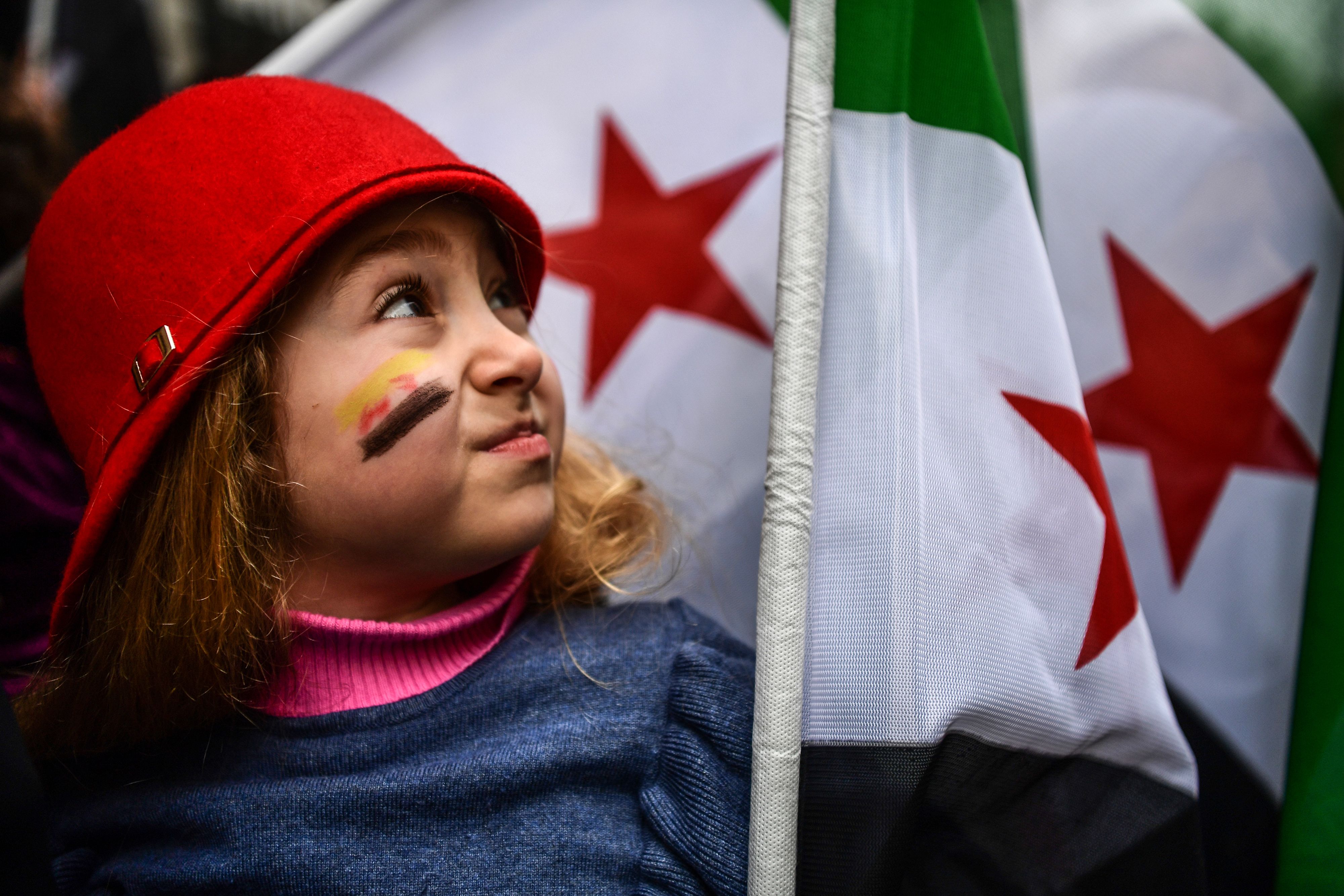 طفلة ترفع العلم السورى