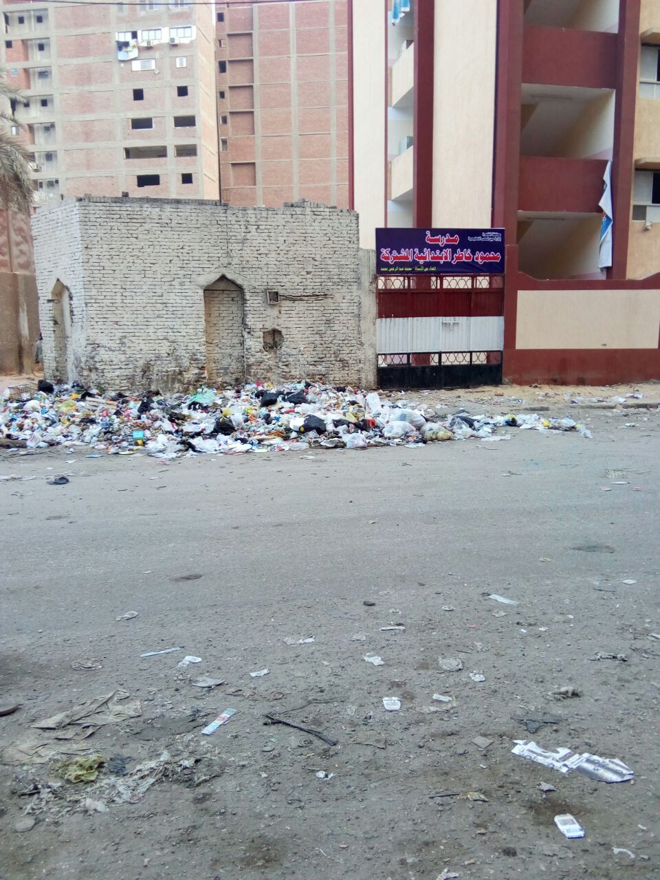 صور القمامة تحتل بوابة مدرسة محمود خاطر فى عين شمس اليوم السابع