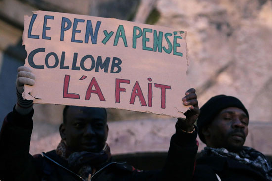 لافتات ضد مشروع قانون الهجرة فى فرنسا