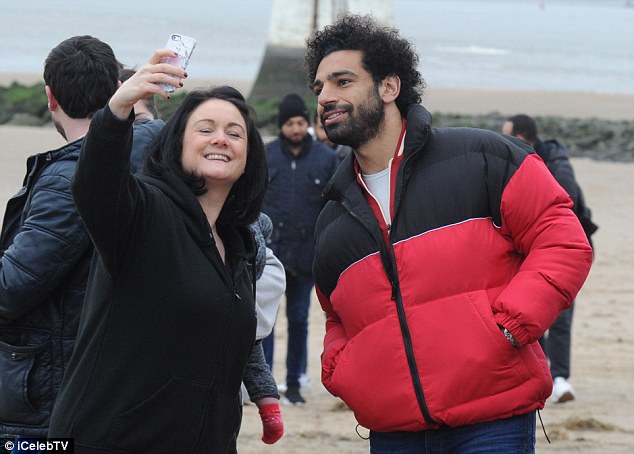 محمد صلاح مع أحدى مشجعات ليفربول