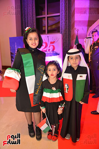 أطفال كويتيون بالعلم الكويتى