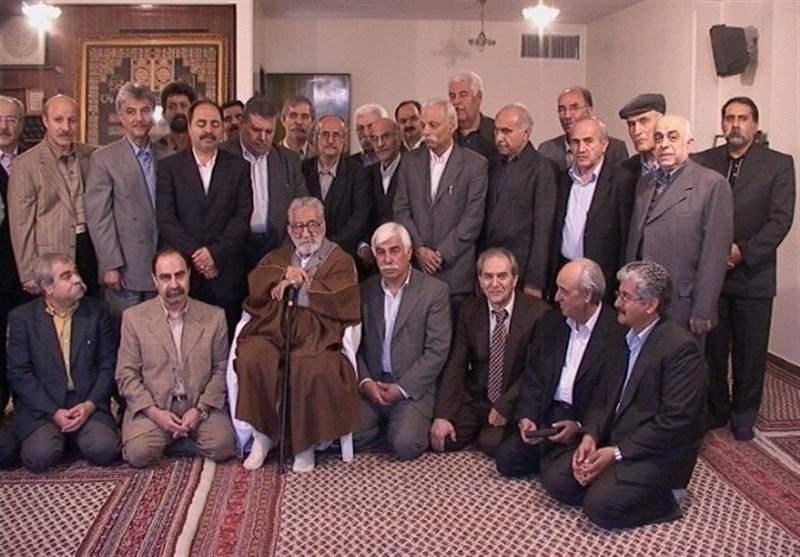 نور على تابنده وسط أتباعه نور على تابنده وسط أتباعه