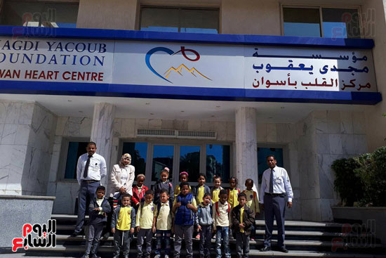 تلاميذ مدارس اسوان يقدمون الهدايا لمرضى مستشفى مجدى يعقوب (1)