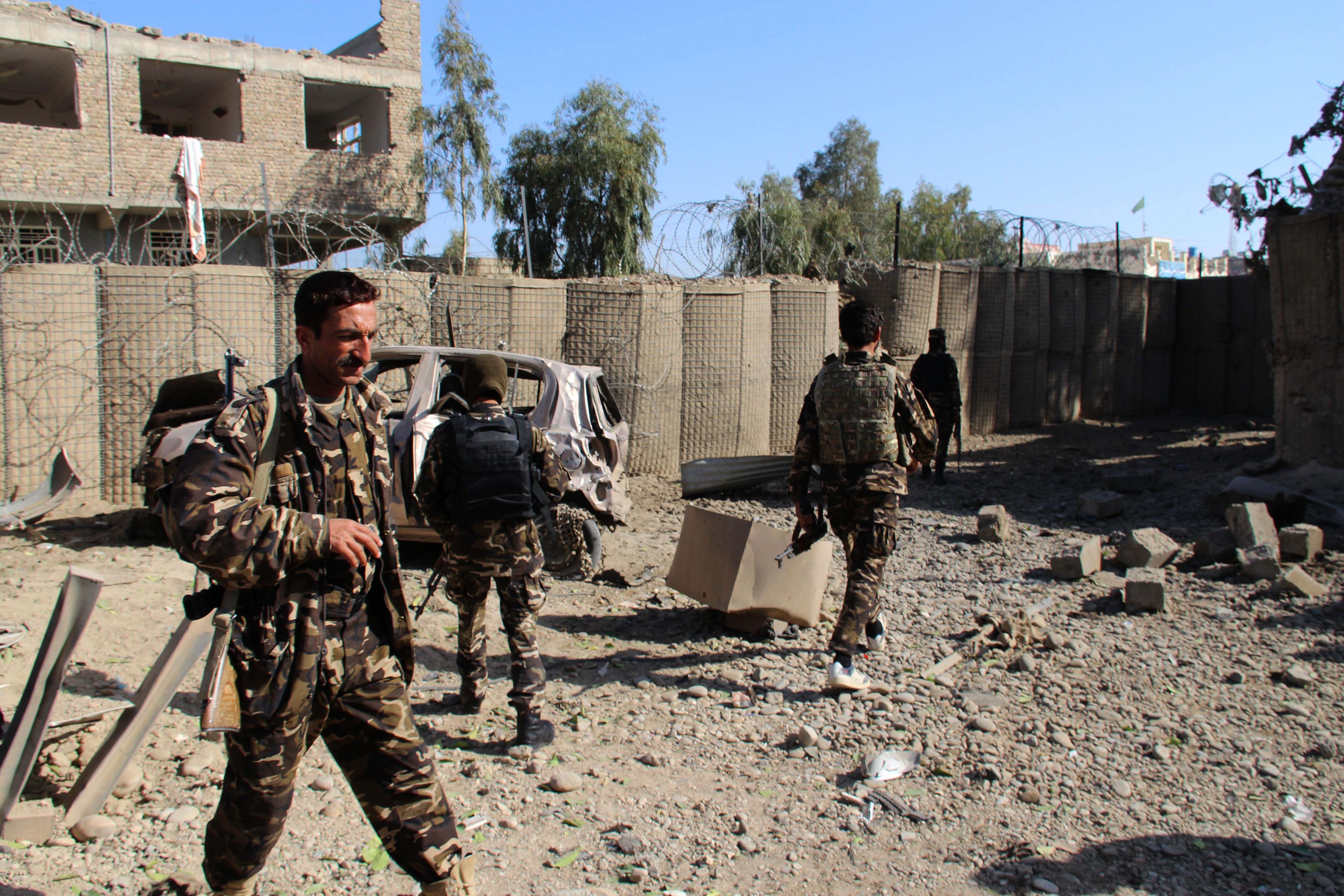 القوات الأفغانية فى محيط قاعدة عسكرية استهدفتها طالبان