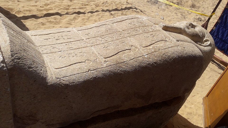 تابوت حجرى ضمن محتويات الكشف الأثرى بالمنيا