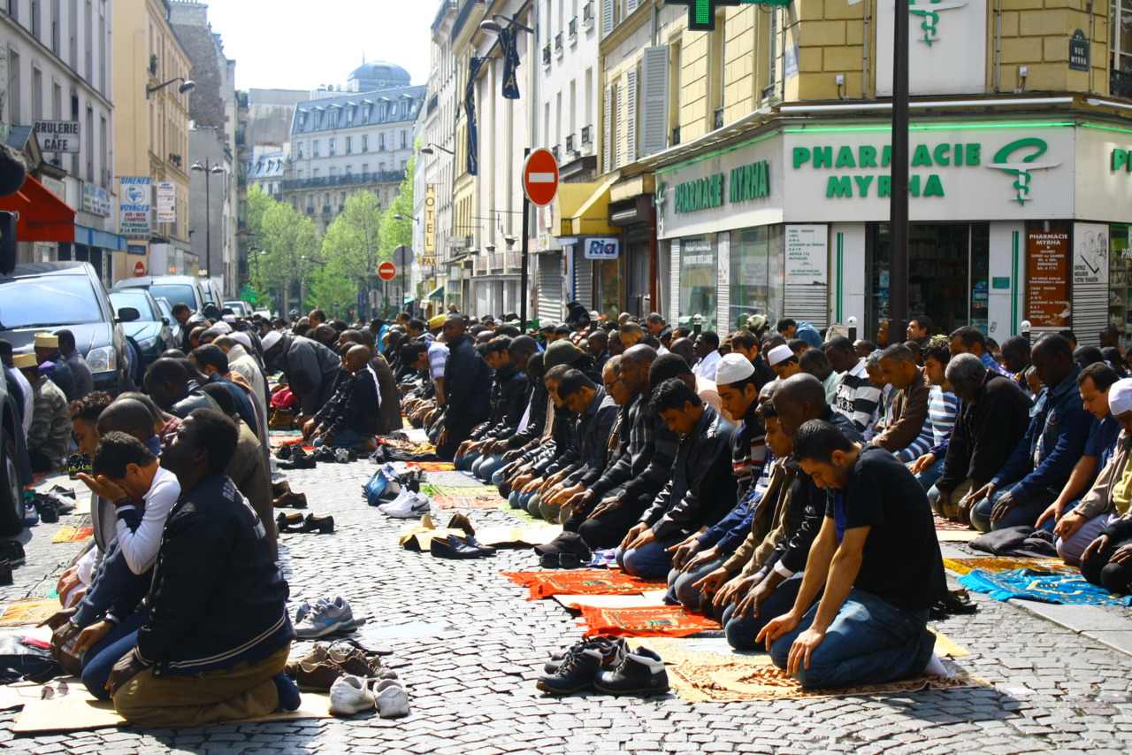 الصلاة فى الساحات أحد أهم الطقوس التى تسعى الحكومة الفرنسية لمنعها