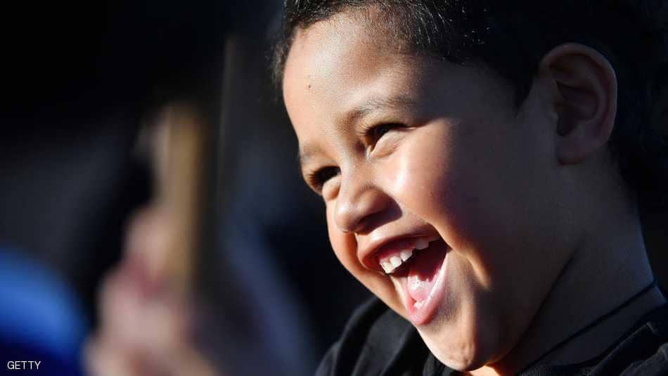 طفل يضحك خلال متابعته احتفالات مهرجان "كابا هاكا"