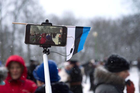  التقاط الصور السيلفى خلال احتفالات استونيا 