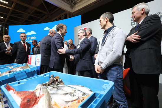 ماكرون فى جناح الأسماك بمعرض الزراعة الدولى بباريس