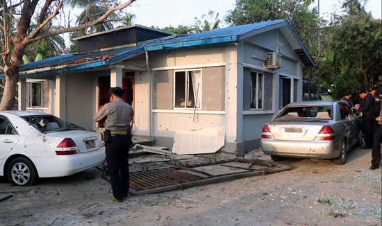شرطة بورما فى موقع انفجار بولاية راخين
