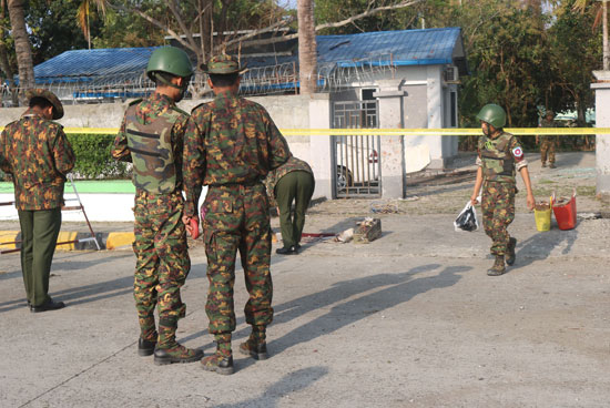 القوات البورمية فى موقع تفجير قنبلة بولاية راخين