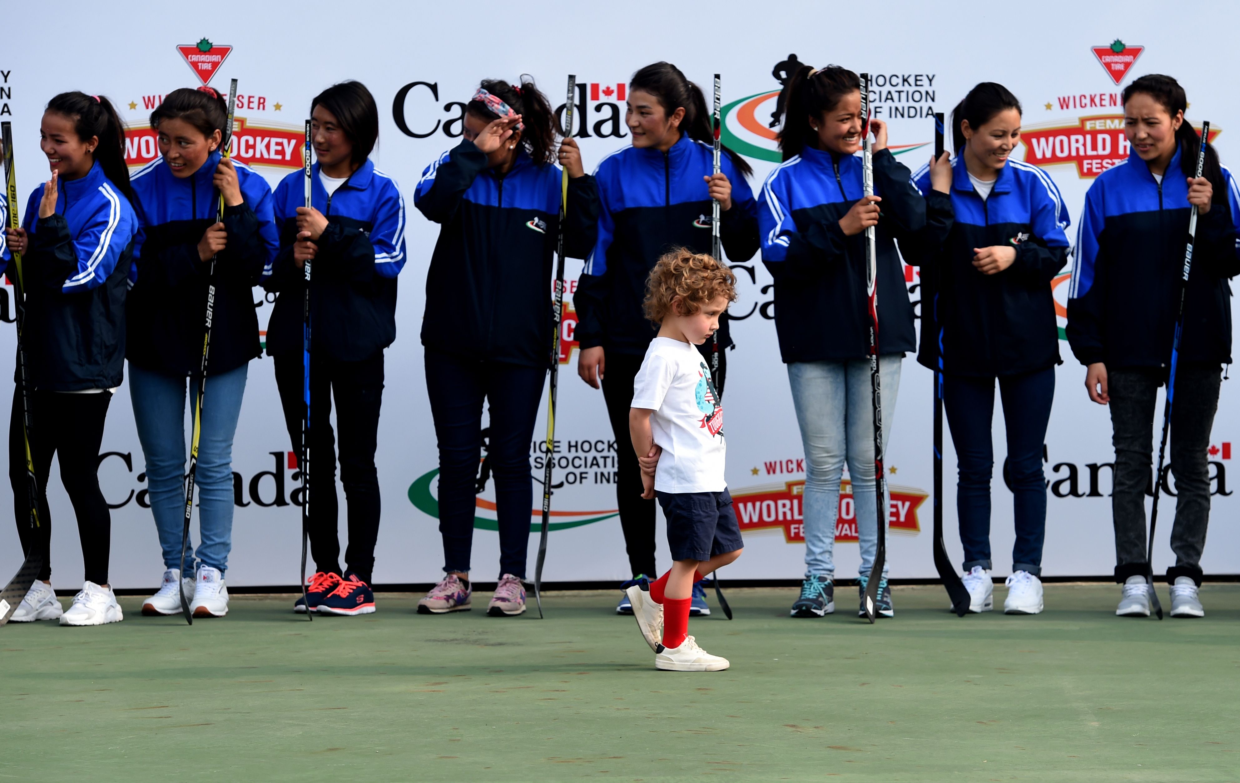 الابن الأصغر لرئيس وزراء كندا أمام لاعبات الهوكى بالهند
