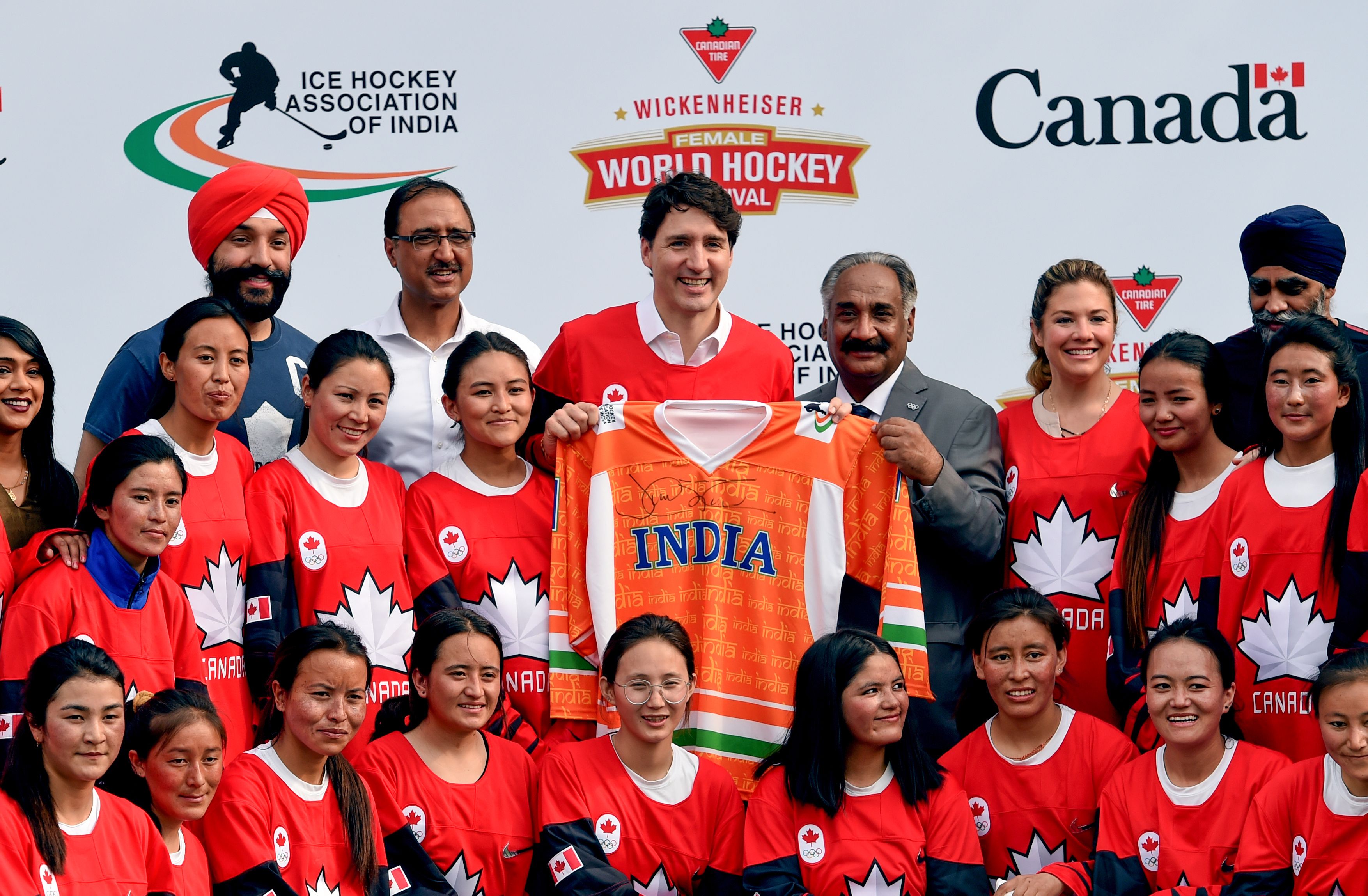 صورة تذكارية لرئيس وزراء كندا مع لاعبات الهوكى بالهند