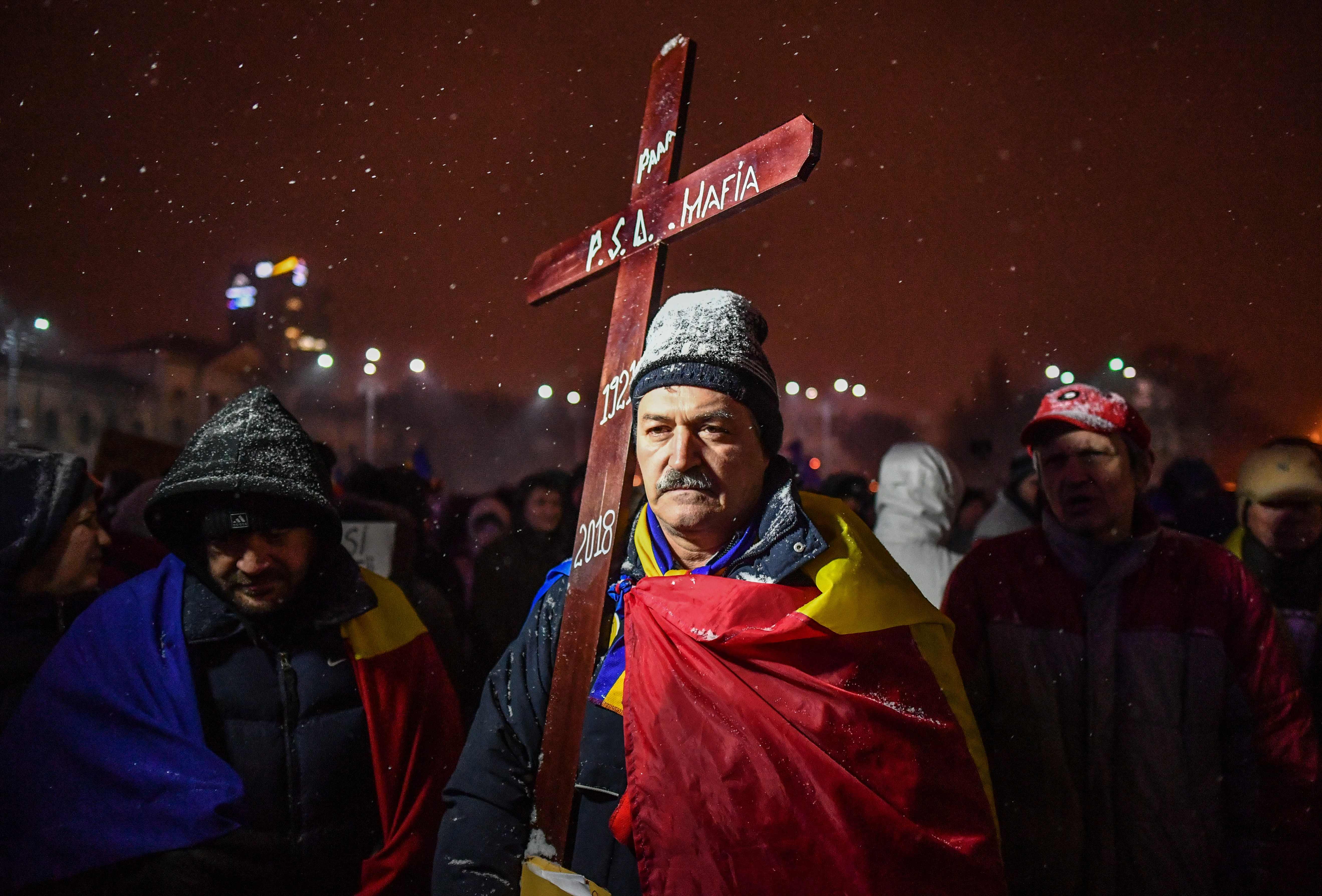 الآلاف يتظاهرون فى رومانيا