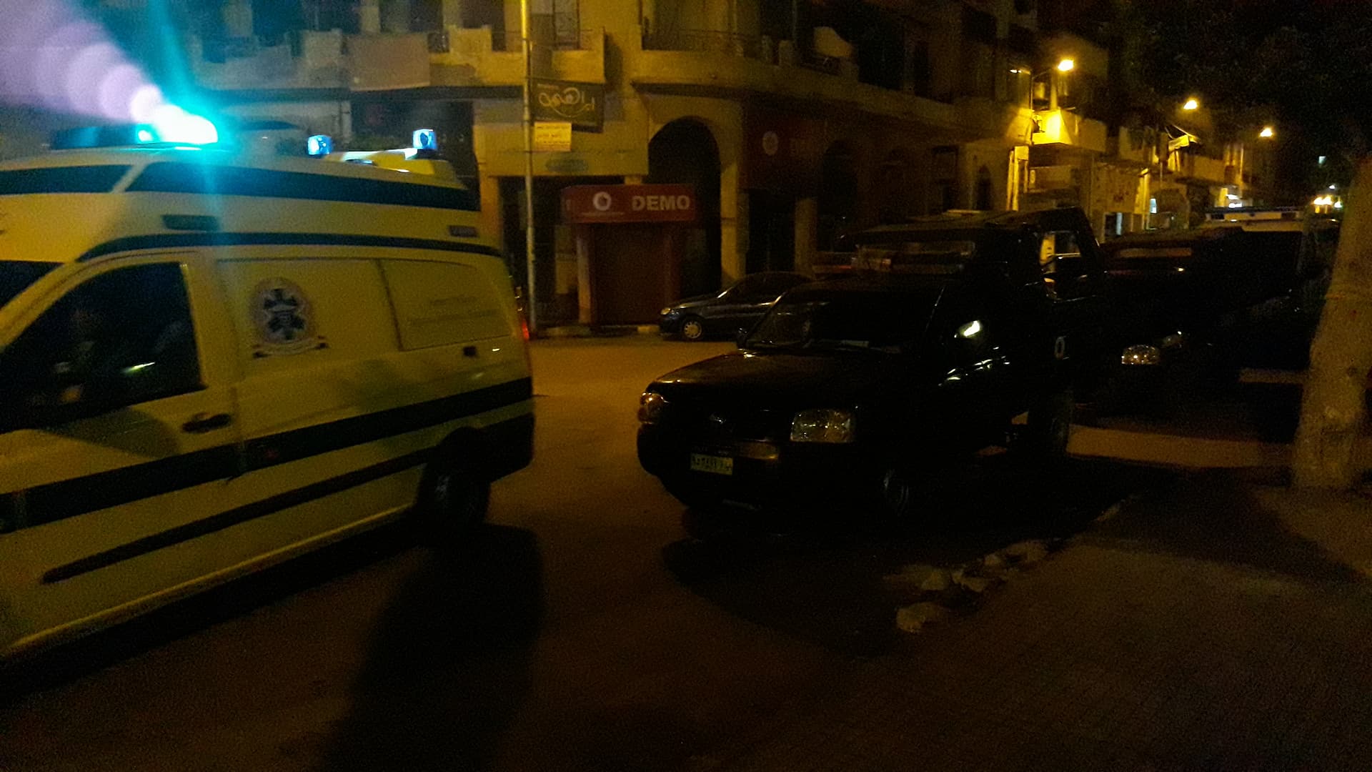  سيارات الشرطة والاسعاف امام المسشفي