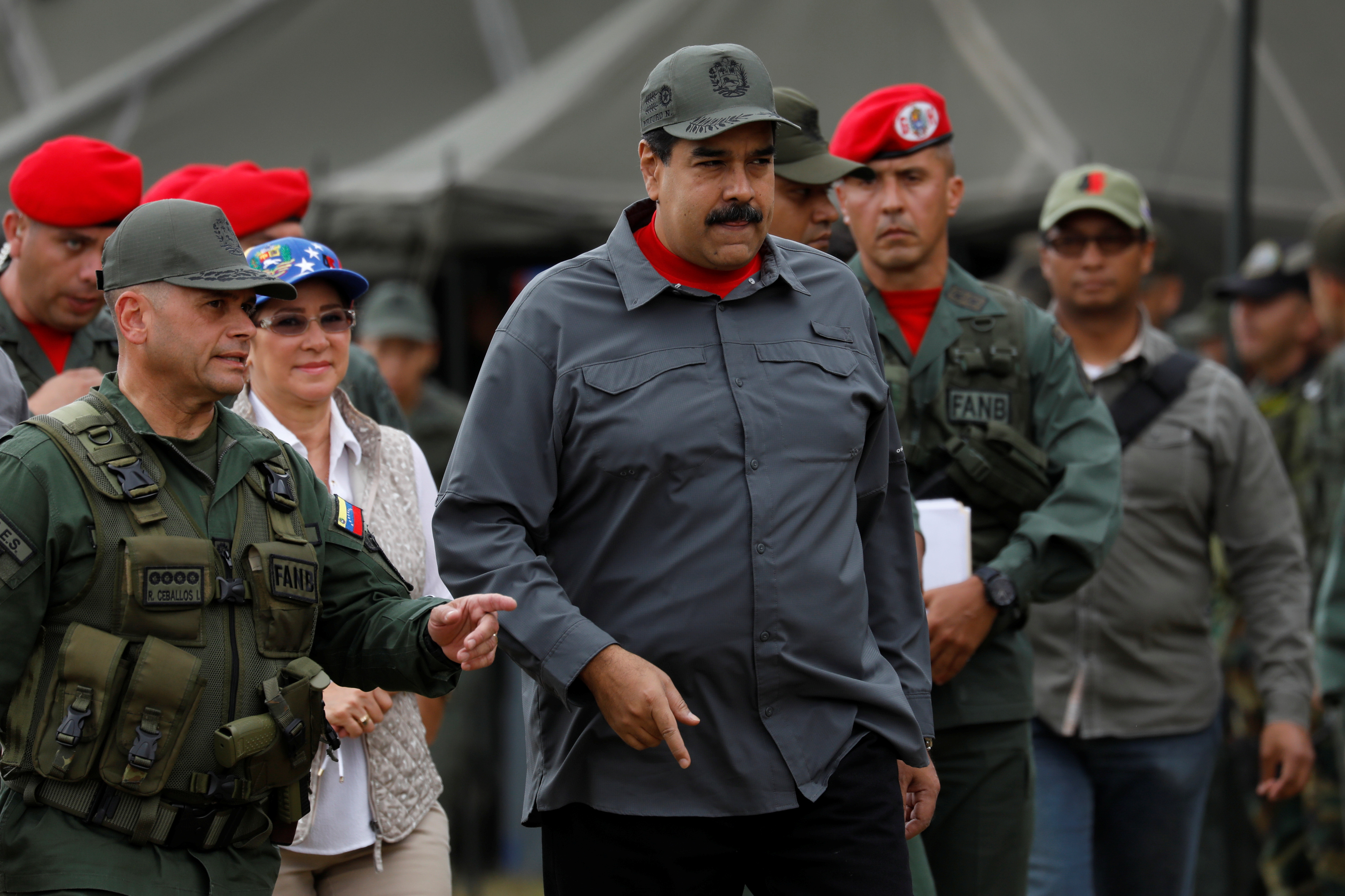 رئيس فنزويلا يتابع العرض العسكرى