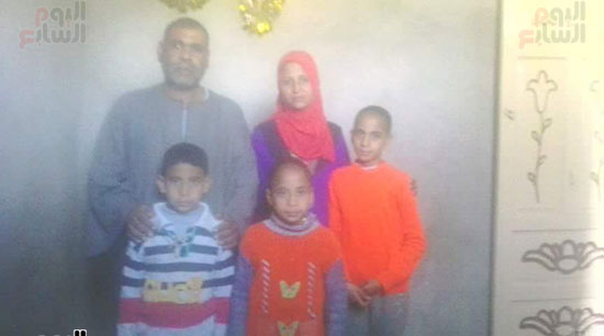 علاء يجلس بين أبنائه بالمنزل