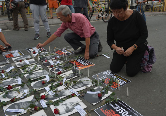 فلبينيون يشعلون شموع لتأبين ضحايا الثورة الشعبية