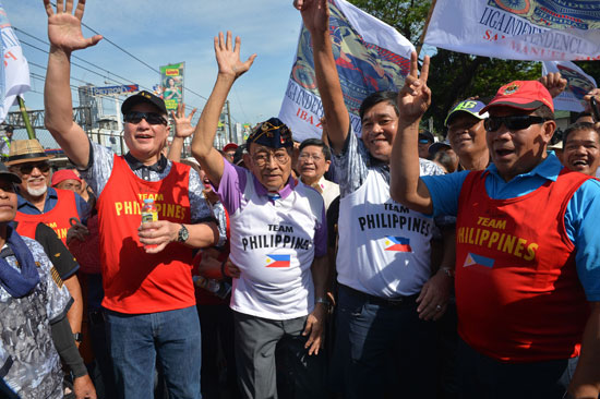 رئيس الفلبين السابق يقود مسيرة لإحياء ذكرى الثورة