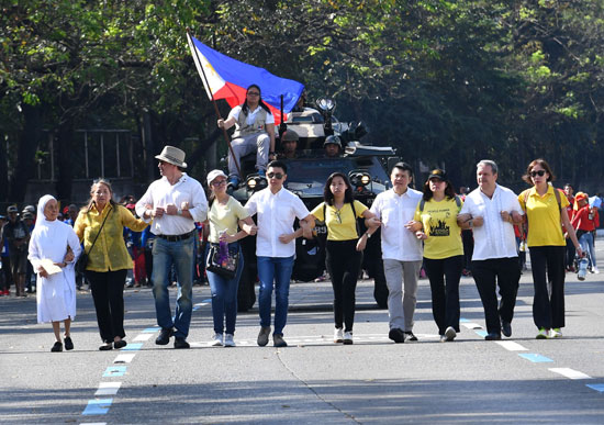 مسيرات فى الفلبين لإحياء ذكرى الثورة