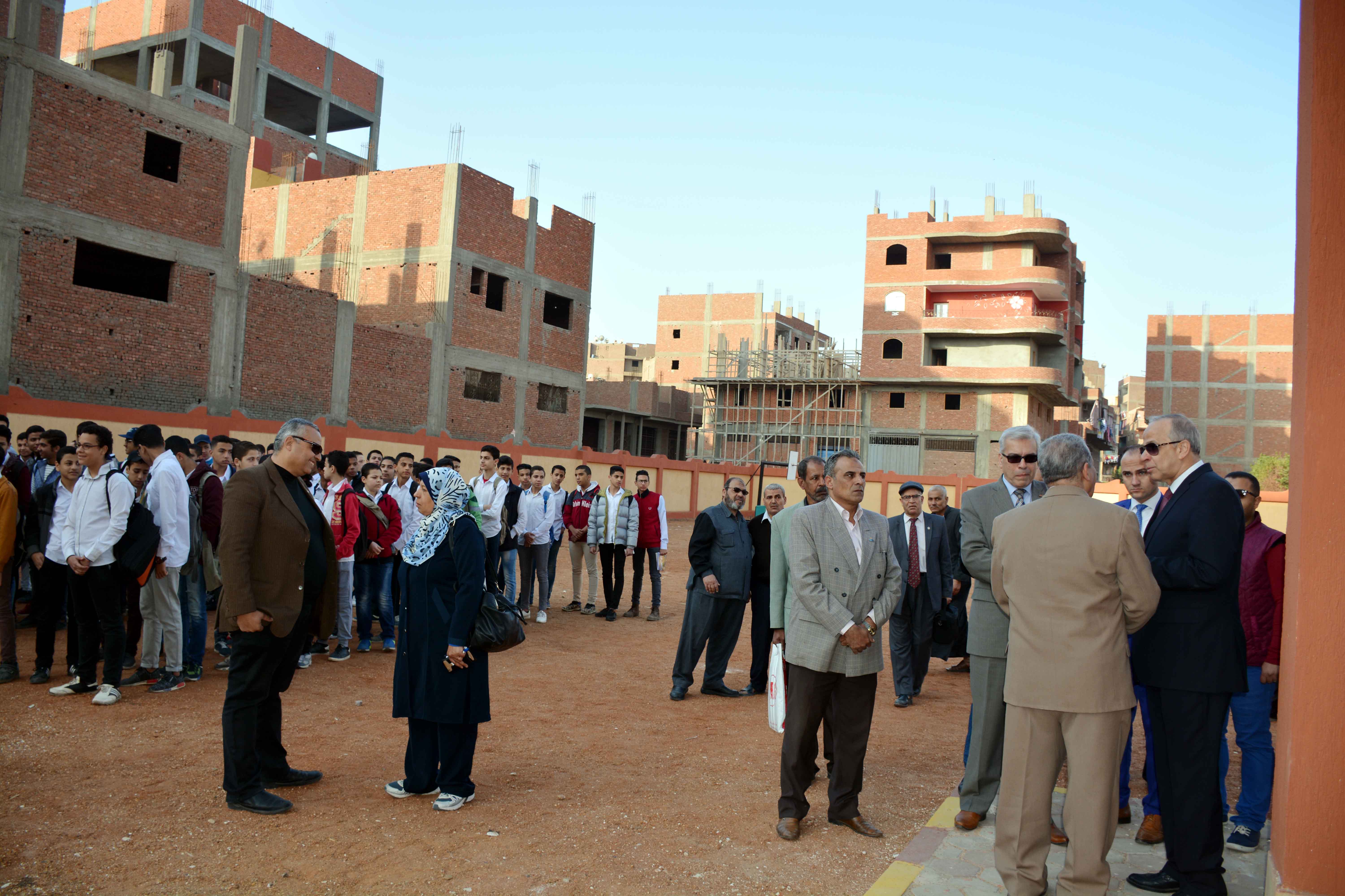 محافظ القليوبية بطابور الصباح بمدرسة باسوس (4)