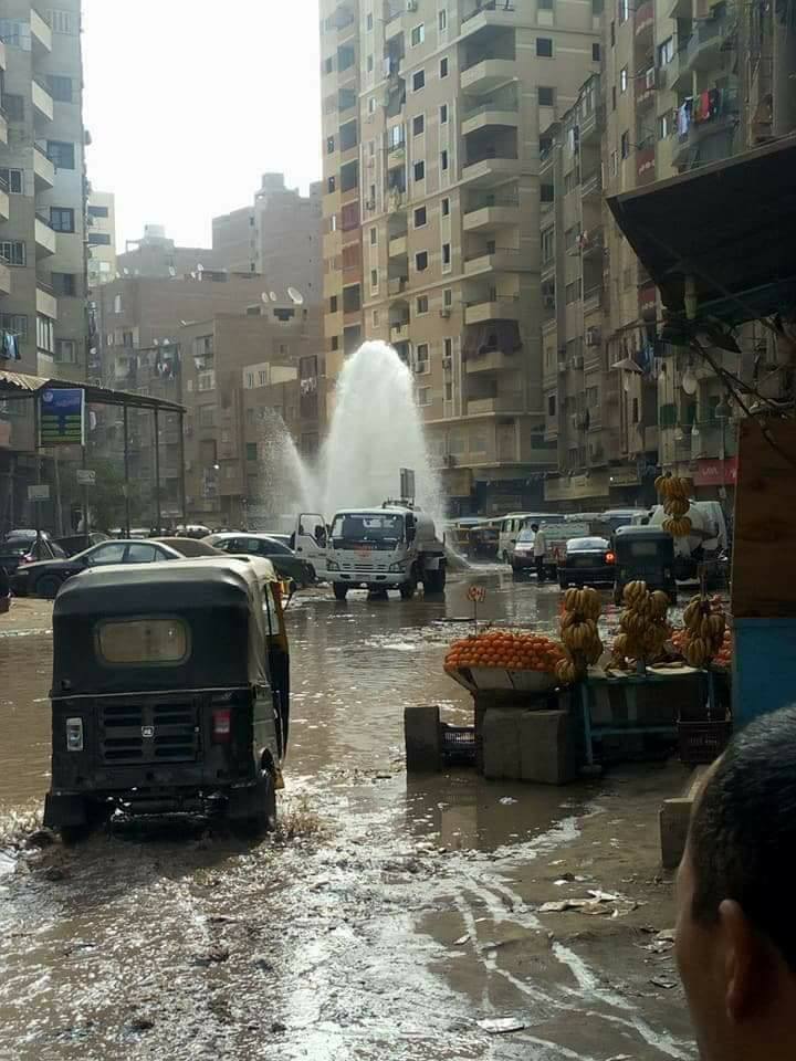 انفجار ماسورة مياه بشارع الملكة
