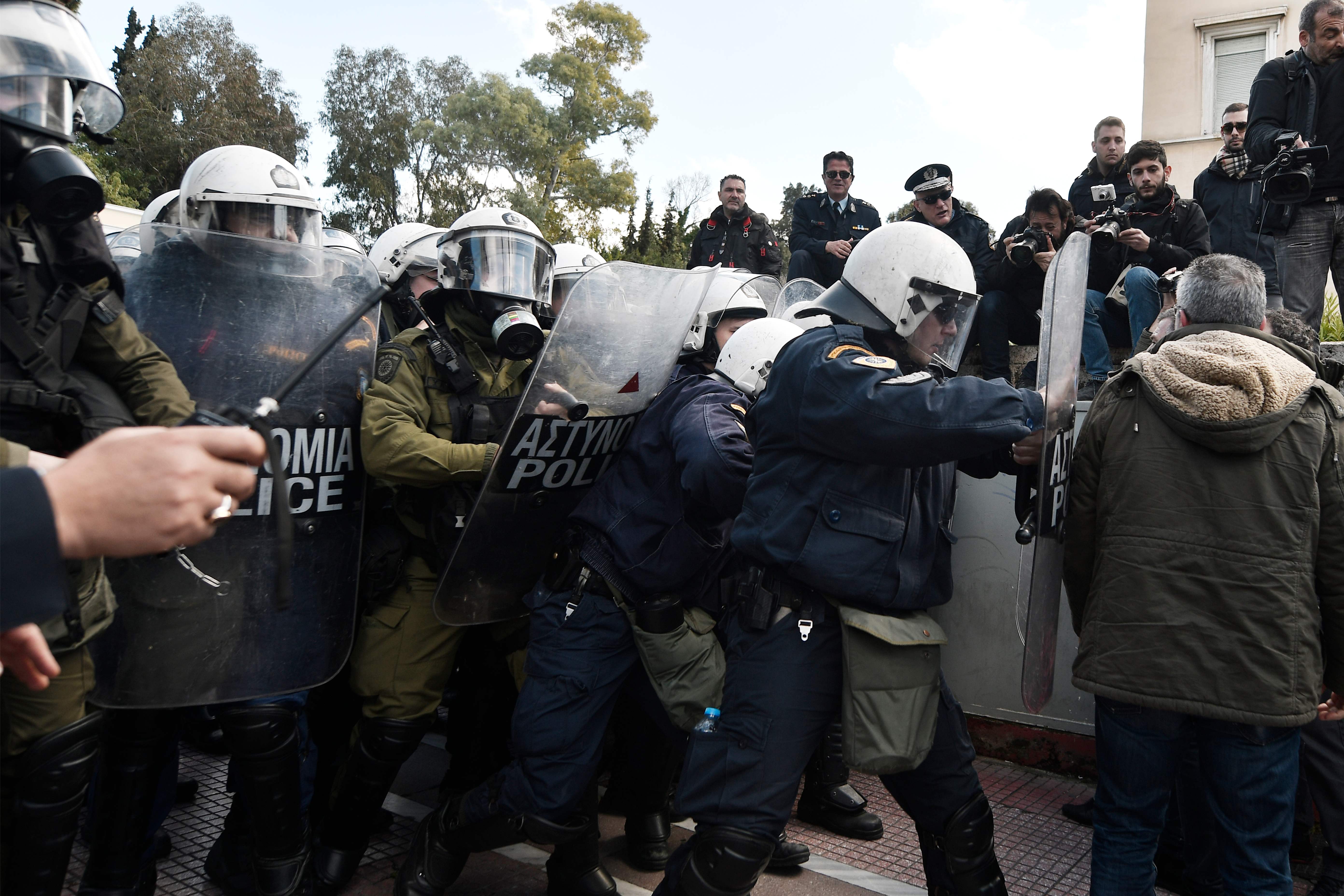 الشرطة اليونانية ومحتجين 
