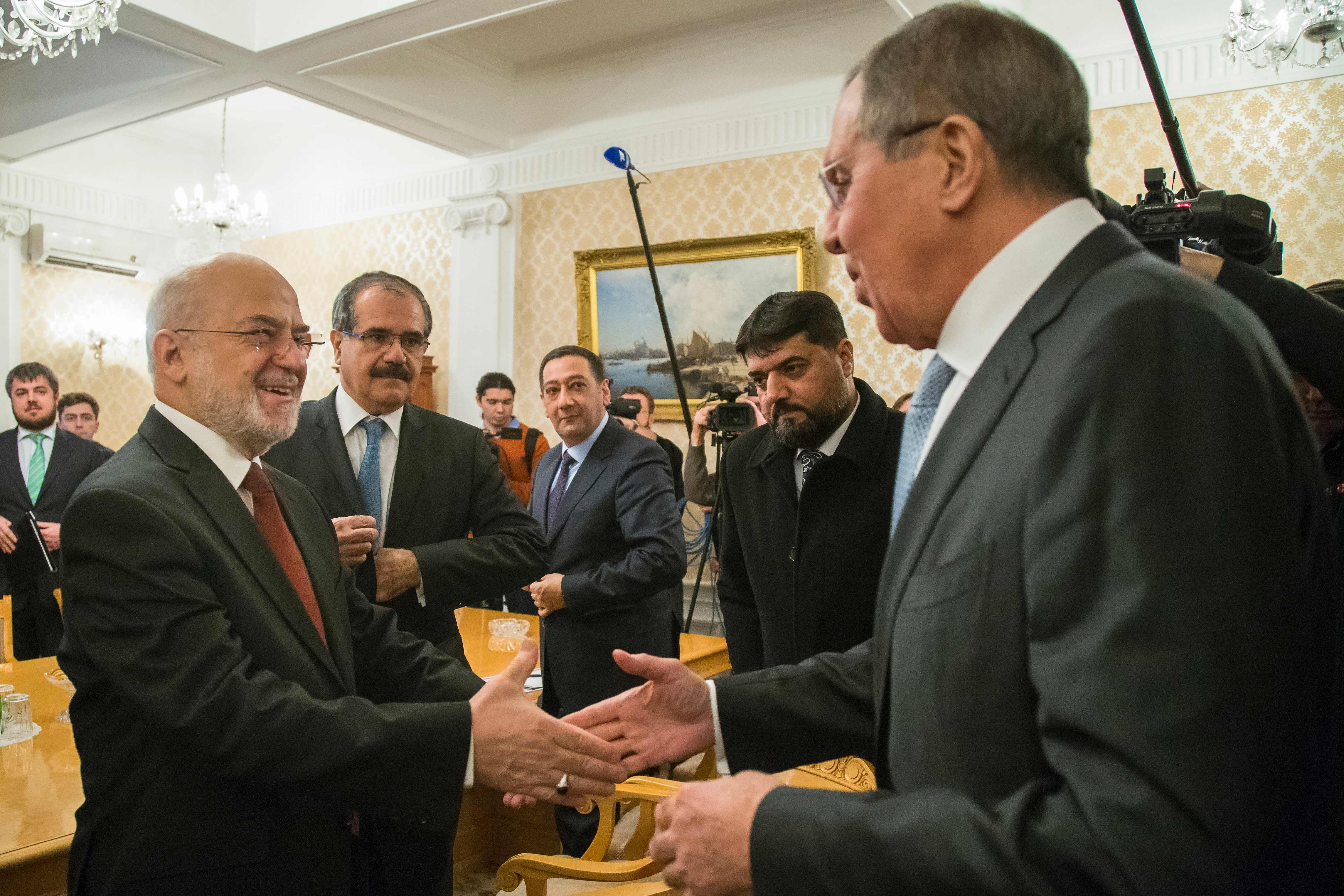وزير الخارجية الروسى يصافح نظيره العراقى