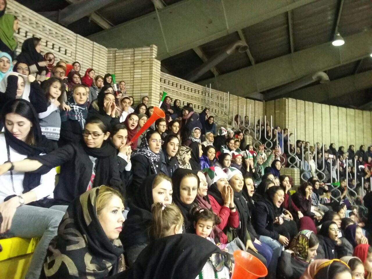 نساء ايرانيات يشاهدن مباراة السلة فى طهران