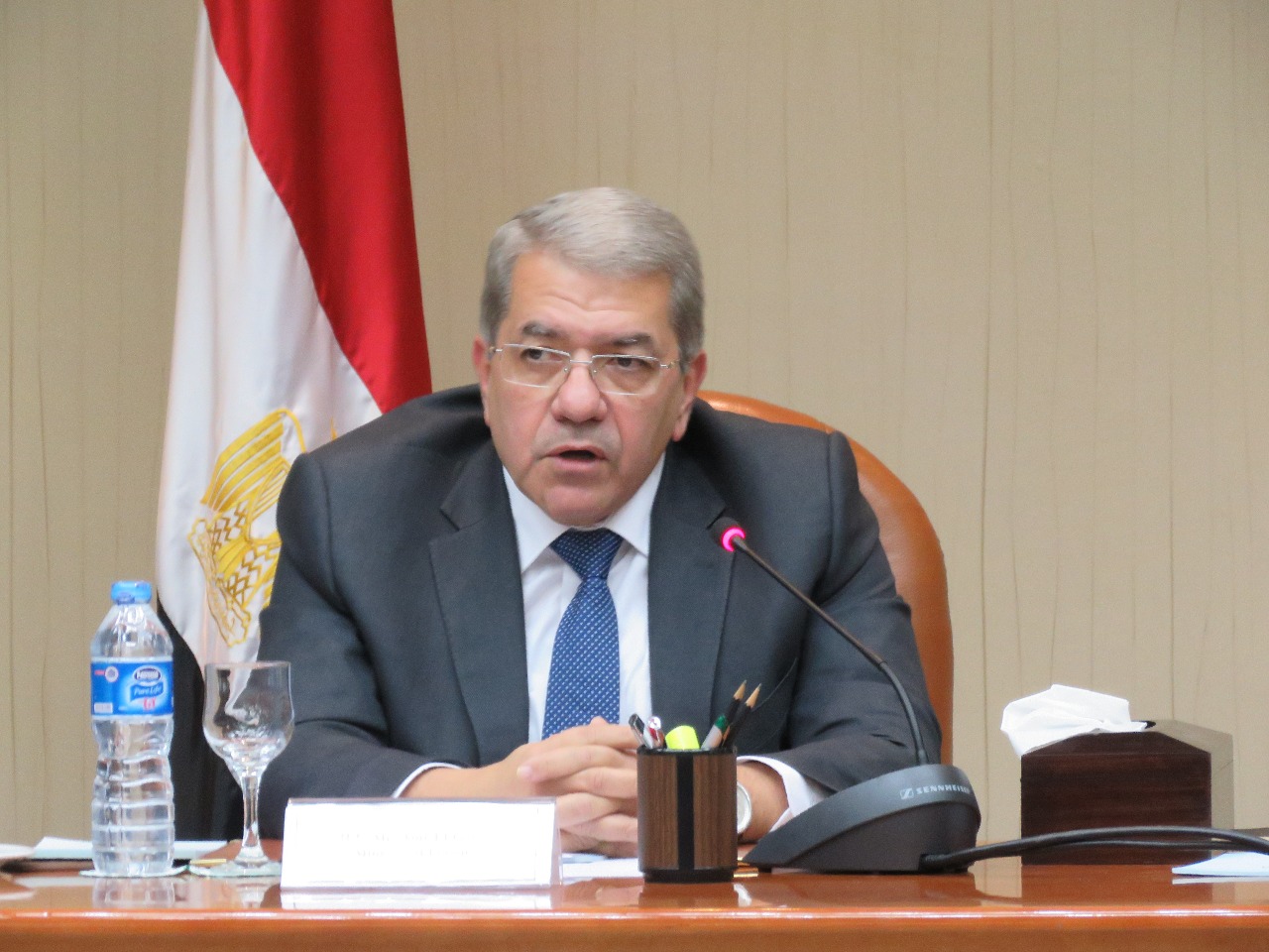 عمرو الجارحى وزير المالية (2)