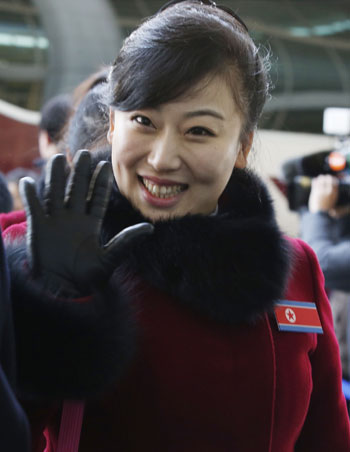 مشجعة كورية شمالية تلوح للكاميرا أثناء عودتها إلى وطنها