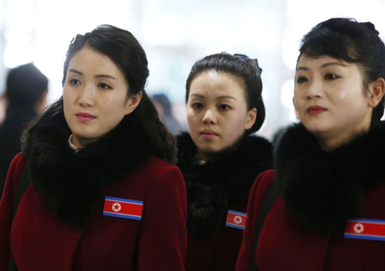 مشجعات كوريا الشمالية تزين ملابسهن بعلم بلادهم