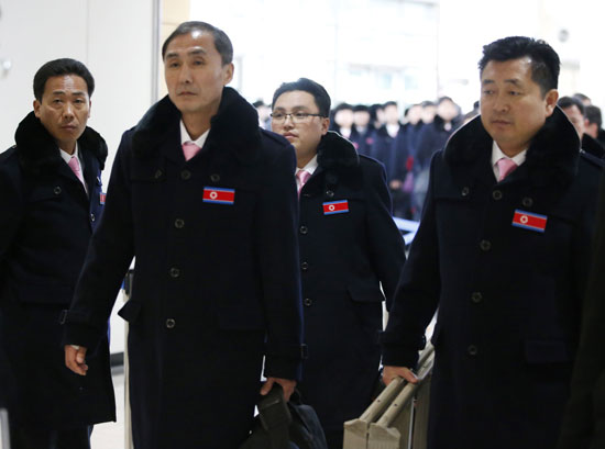 الرياضيين الكوريين الشماليين يغادرون كوريا الجنوبية