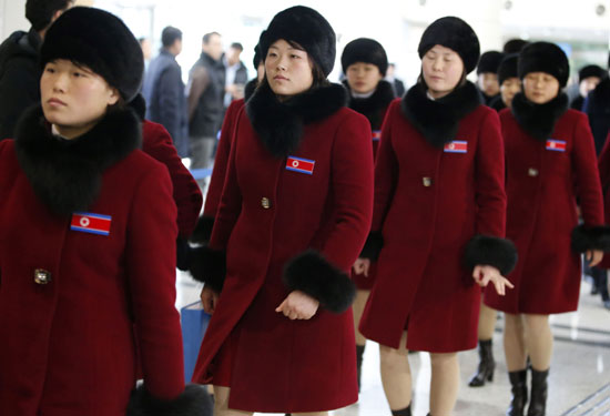 مشجعات كوريا الشمالية يغادرن منطقة العبور بين الكوريتين