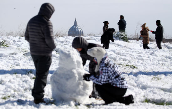 مواطنون خلال العاصفة الثلجية 