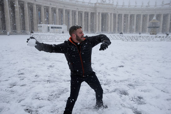 شباب يلعبون بكرات الثلج فى روما