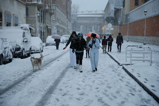 فتيات يتجولن وسط الثلوج فى روما