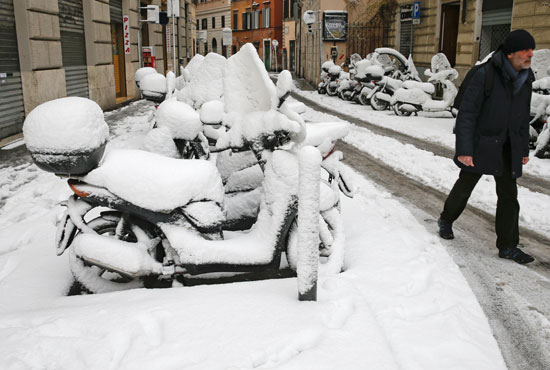 العاصفة الثلجية تغطى شوارع رومانيا 