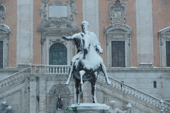 تمثال يتجمد من الثلوج فى إيطاليا