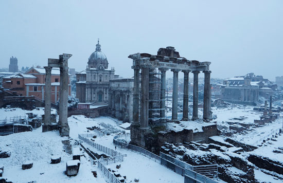 الثلوج تغطى المواقع السياحية فى روما