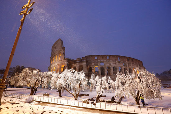 الثلوج تغطى الأشجار والمبانى تتجمد بسبب الثلج بإيطاليا