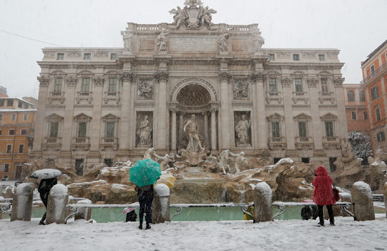 السياح يقبلون على المناطق السياحية فى روما