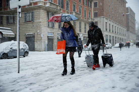 أثار برودة الطقس تظهر على المواطنين فى روما
