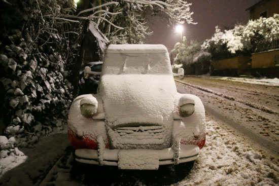 الثلوج تجمد سيارة فى إيطاليا