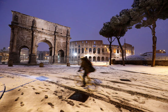 الثلوج تغطى شوارع روما