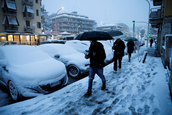 سيارات متجمدة بسبب الثلوج فى إيطاليا