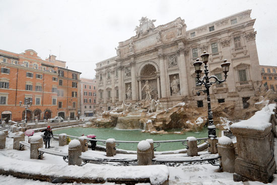 الثلوج تغطى الساحة فى روما