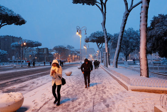 إيطاليون يحتمون بالملابس الثقيلة من الثلج