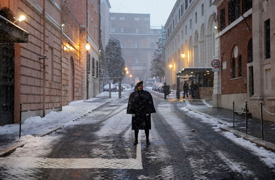 الشرطة الإيطالية تنتشر فى الشوارع رغم الثلوج